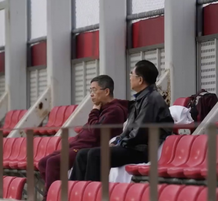 國足出征在即！足協(xié)主席宋凱和副主席許基仁雨中觀(guān)摩訓練