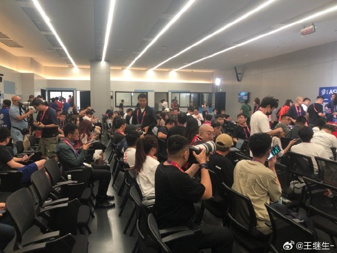 18強賽收官戰！記者：國足賽前發(fā)布會(huì )媒體記者還是不少