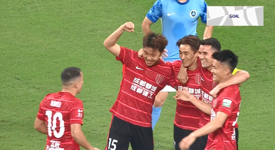 第15分鐘，韋世豪助攻嚴鼎皓推射破門(mén)，蓉城2-0領(lǐng)先新鵬城