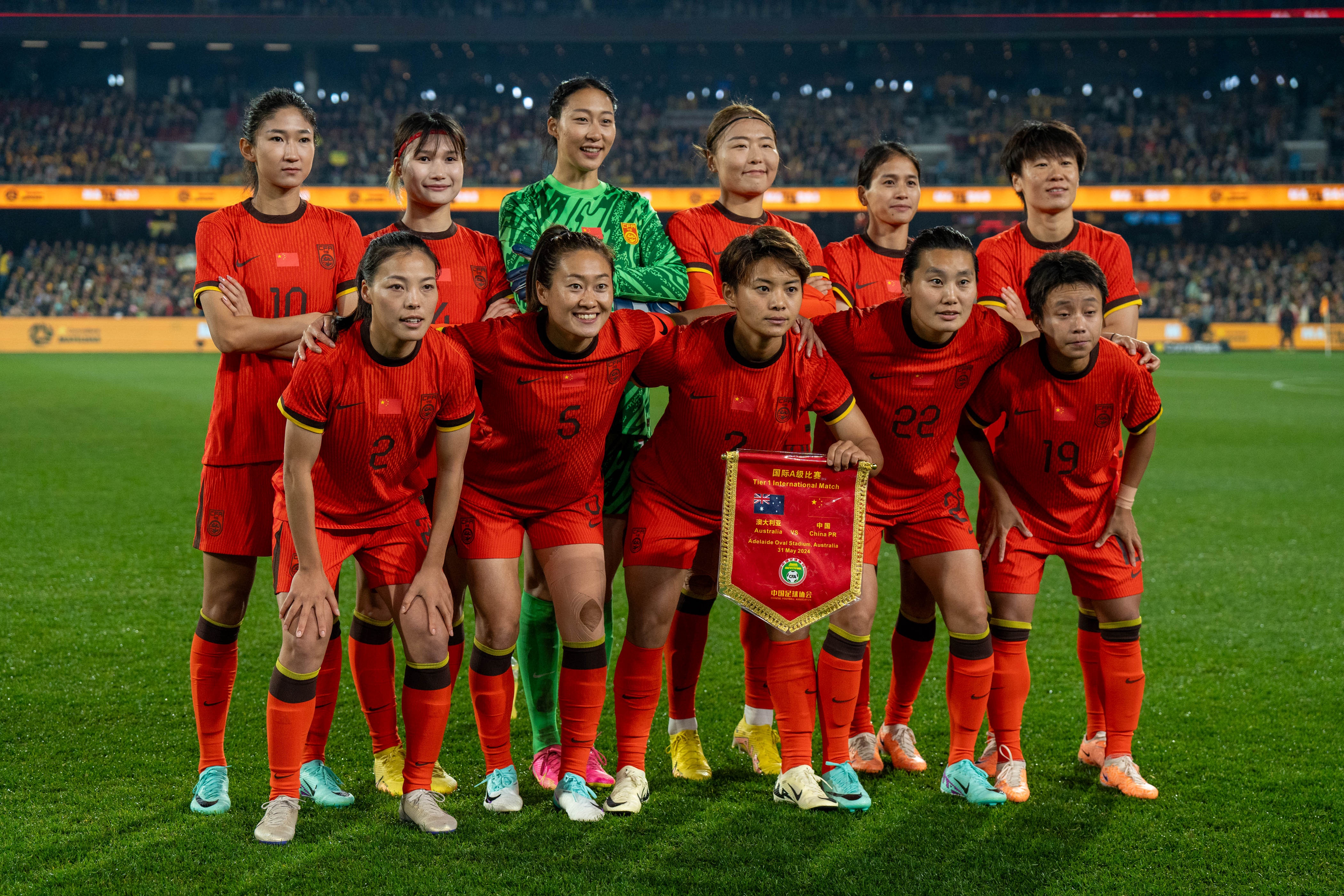 足球報：中國女足防守漏洞頻發(fā)，東亞杯末戰日本面臨嚴峻考驗