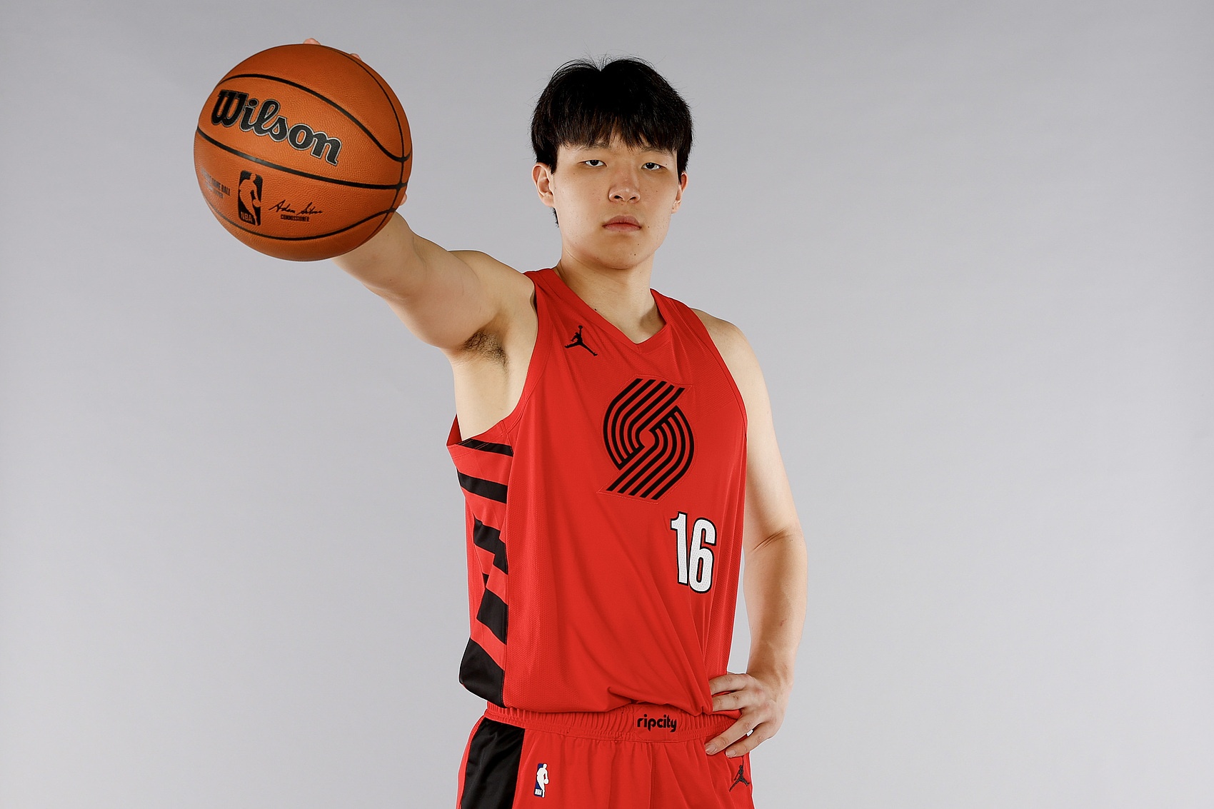 ??來(lái)認認人！開(kāi)拓者17人大名單敲定：霍勒迪利拉德楊瀚森領(lǐng)銜！