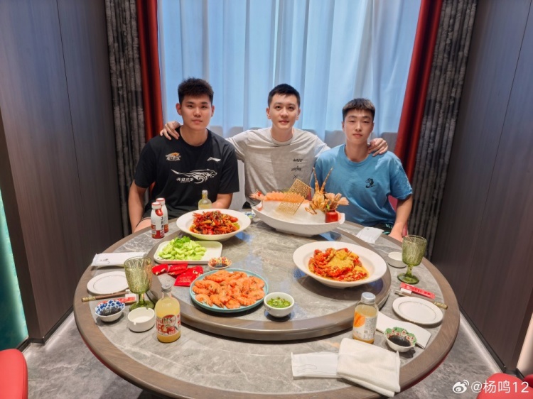 黃秋實(shí)&張峻豪被停賽3年！楊鳴曬合照：犯錯就要承擔后果積極面對