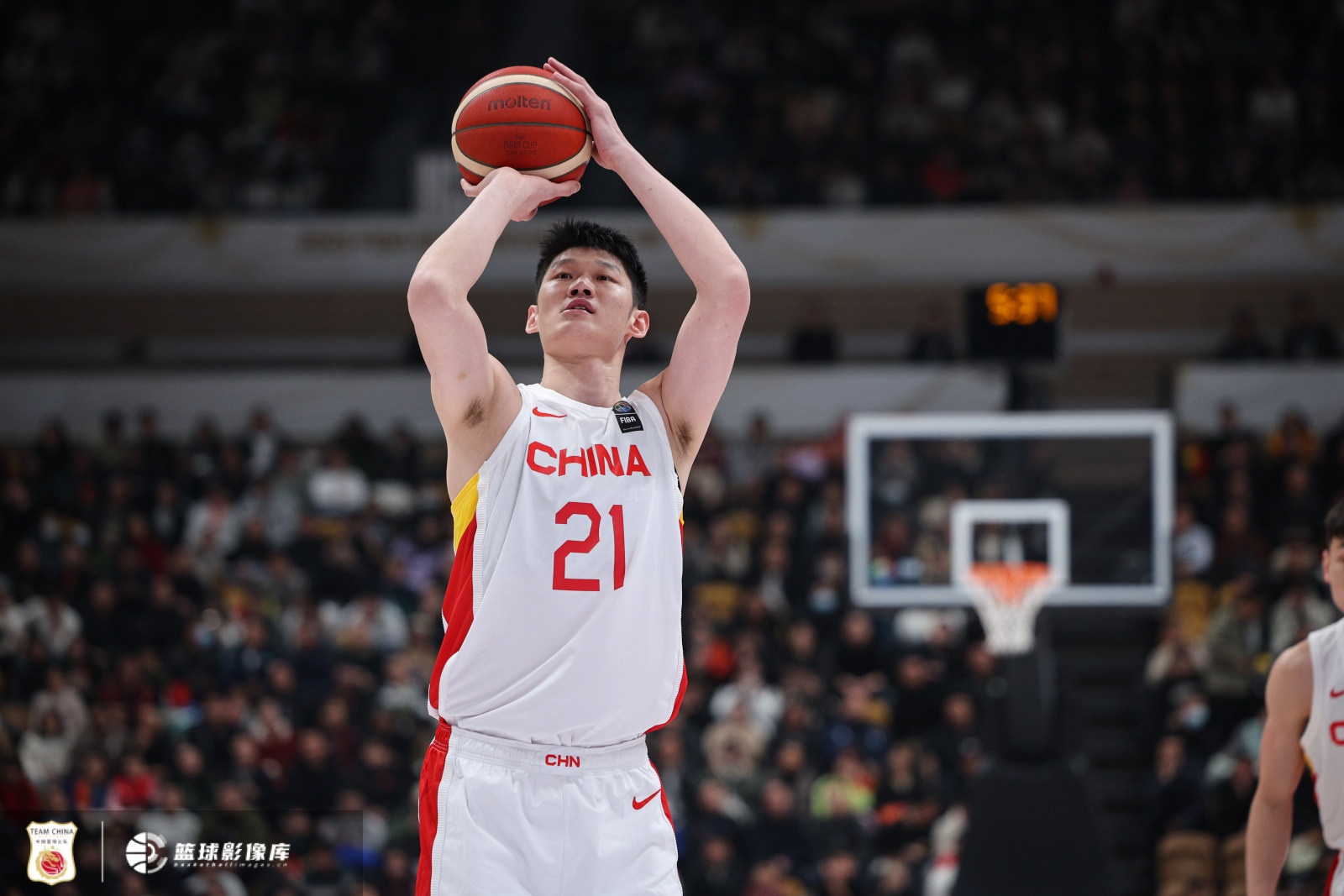 20分5板幫助中國男籃取得開(kāi)門(mén)紅！胡金秋當選本場(chǎng)最佳球員