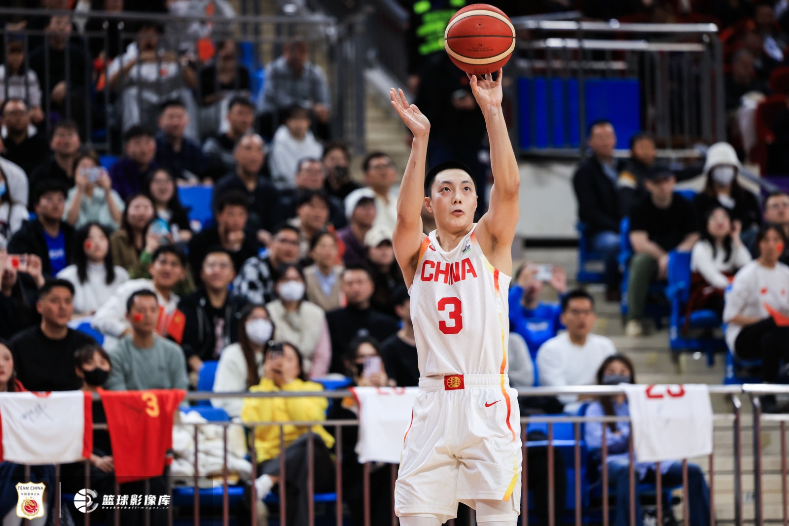 媒體人：胡明軒登場(chǎng)30分鐘僅2分 作為經(jīng)驗豐富后衛的確不合適