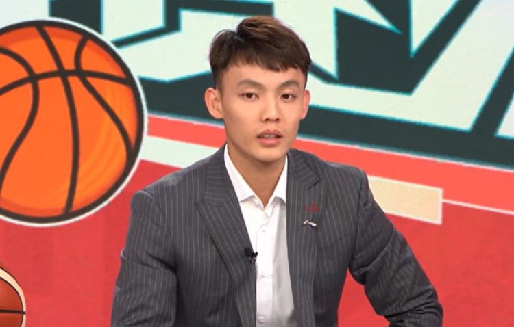 徐杰談解說(shuō)首秀：比打球還累 看比賽時(shí)會(huì )思考如果是自己會(huì )怎么做