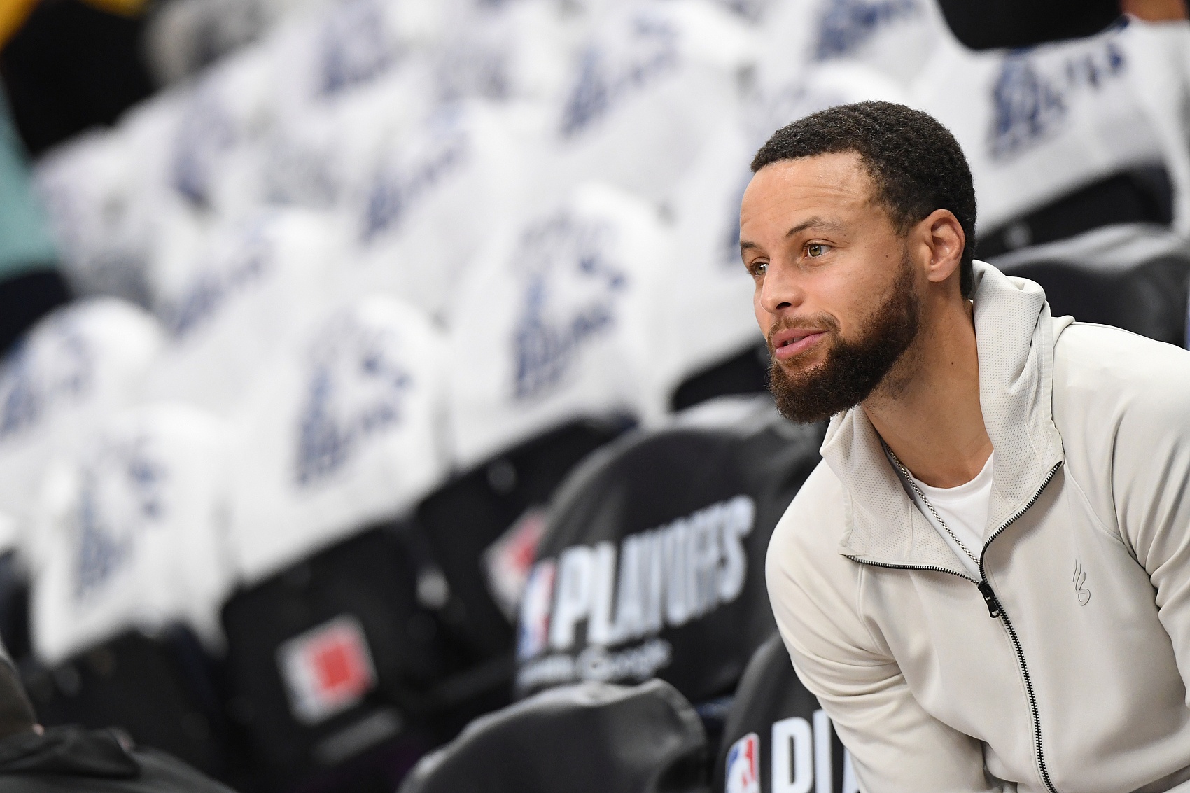 張佳瑋：庫里穿越回90年代依然會(huì )非常出色 給他一定時(shí)間他能適應