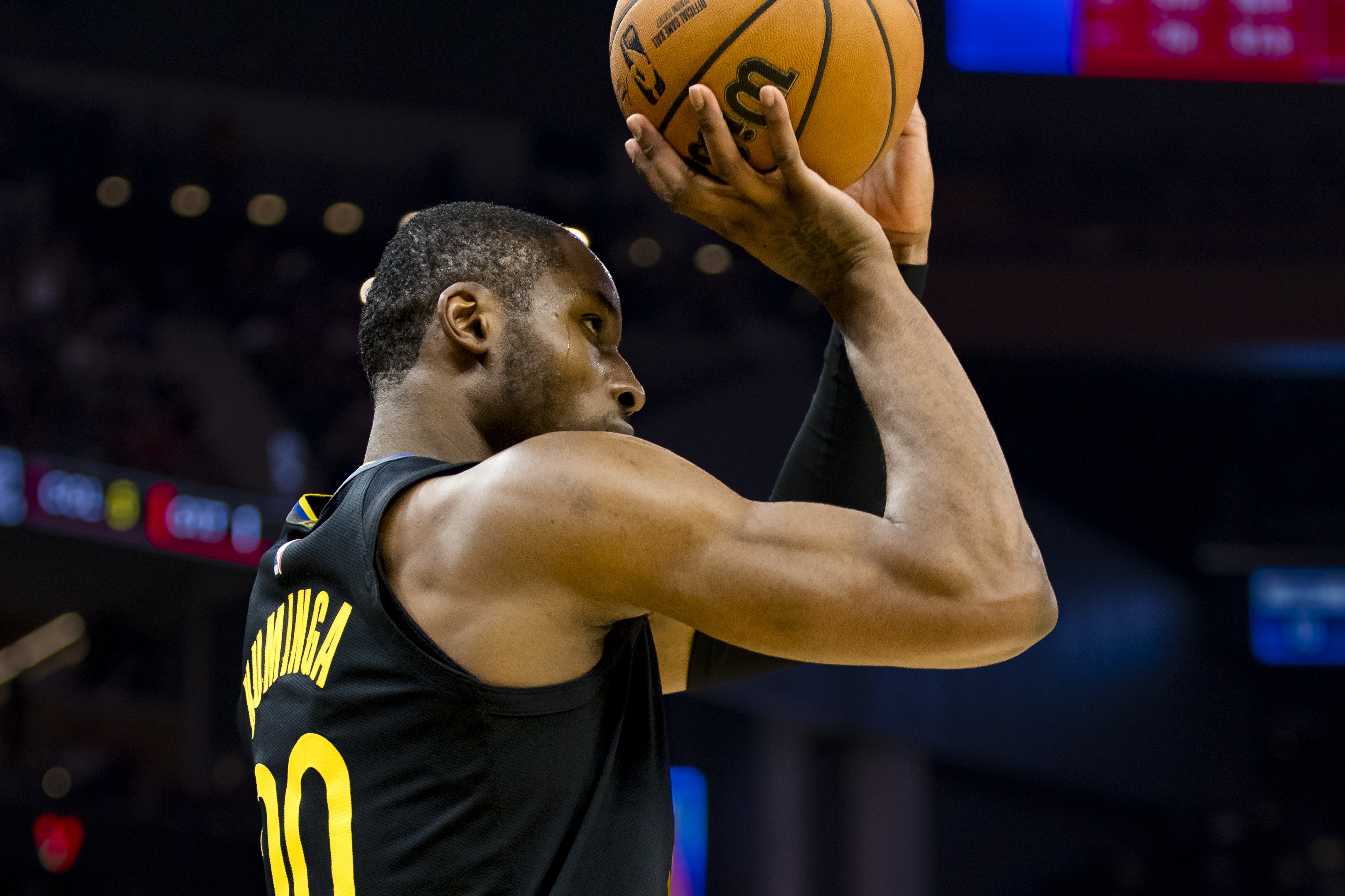 王記：庫明加以簽資質(zhì)報價(jià)威脅勇士 勇士可能讓步用他換蒙克