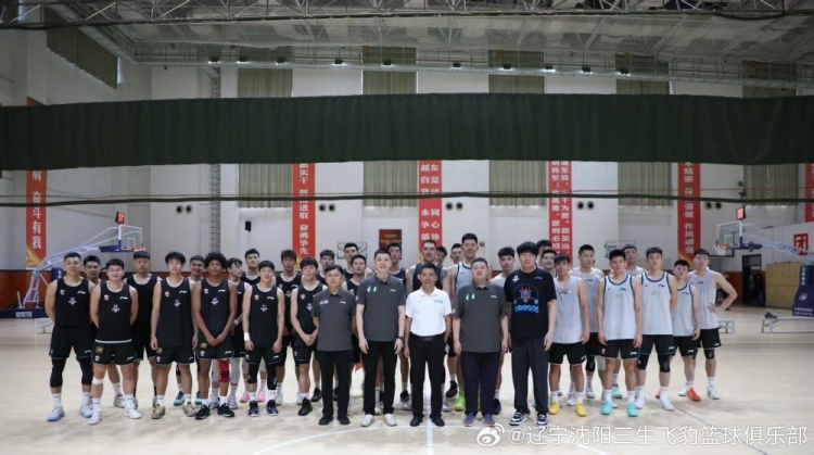 遼寧男籃內部教學(xué)賽81-78戰勝山東 雙方在賽前合影留念