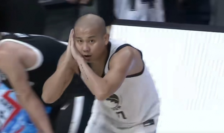 果子哥發(fā)威拒絕黑八！曹芳末節4記三分超神表現率瓷器廠(chǎng)17分逆轉