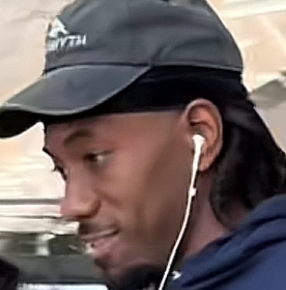 他笑了！網(wǎng)友機場(chǎng)偶遇小卡 小卡沖他點(diǎn)頭微笑