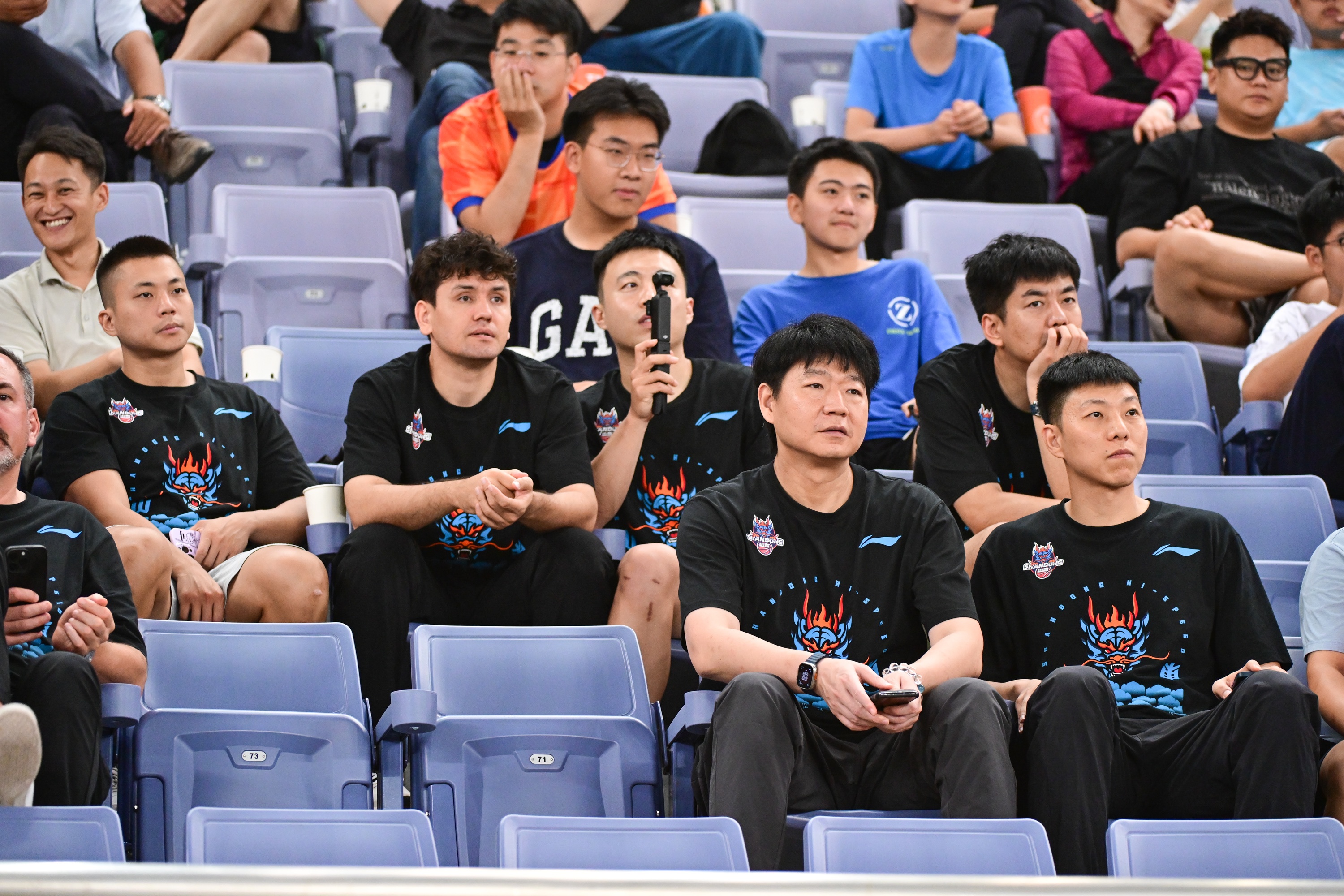 山東男籃主帥邱彪&助教李敬宇現場(chǎng)觀(guān)戰山東泰山VS青島西海岸