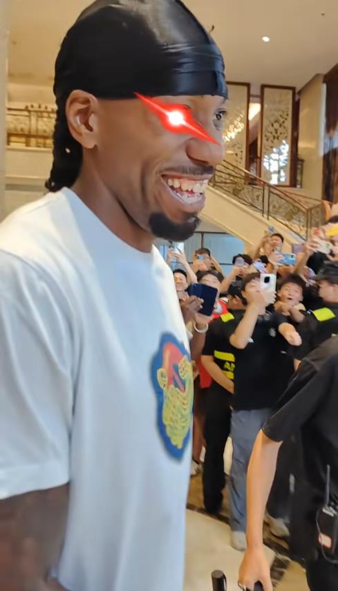 這不熱巴嗎？狂熱球迷被好友及時(shí)攔截 頭巾小卡笑嘻了