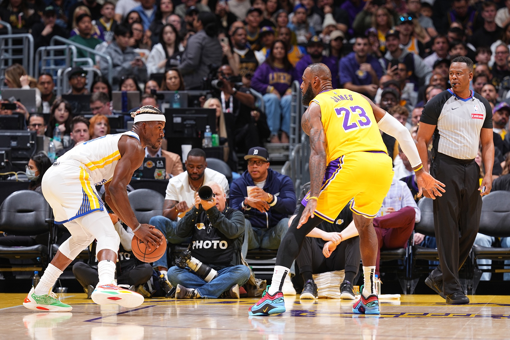 湖人自媒體：湖人無(wú)意用詹姆斯交易勇士的巴特勒或庫明加