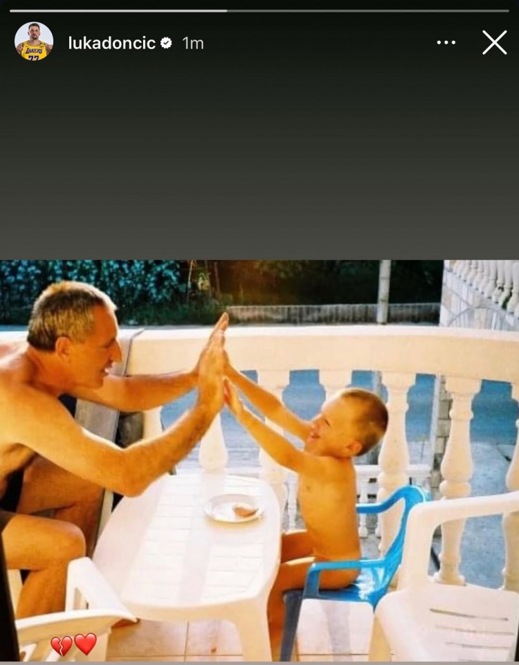 愿平安！東契奇曬兒時(shí)與家人合影 配文????表情