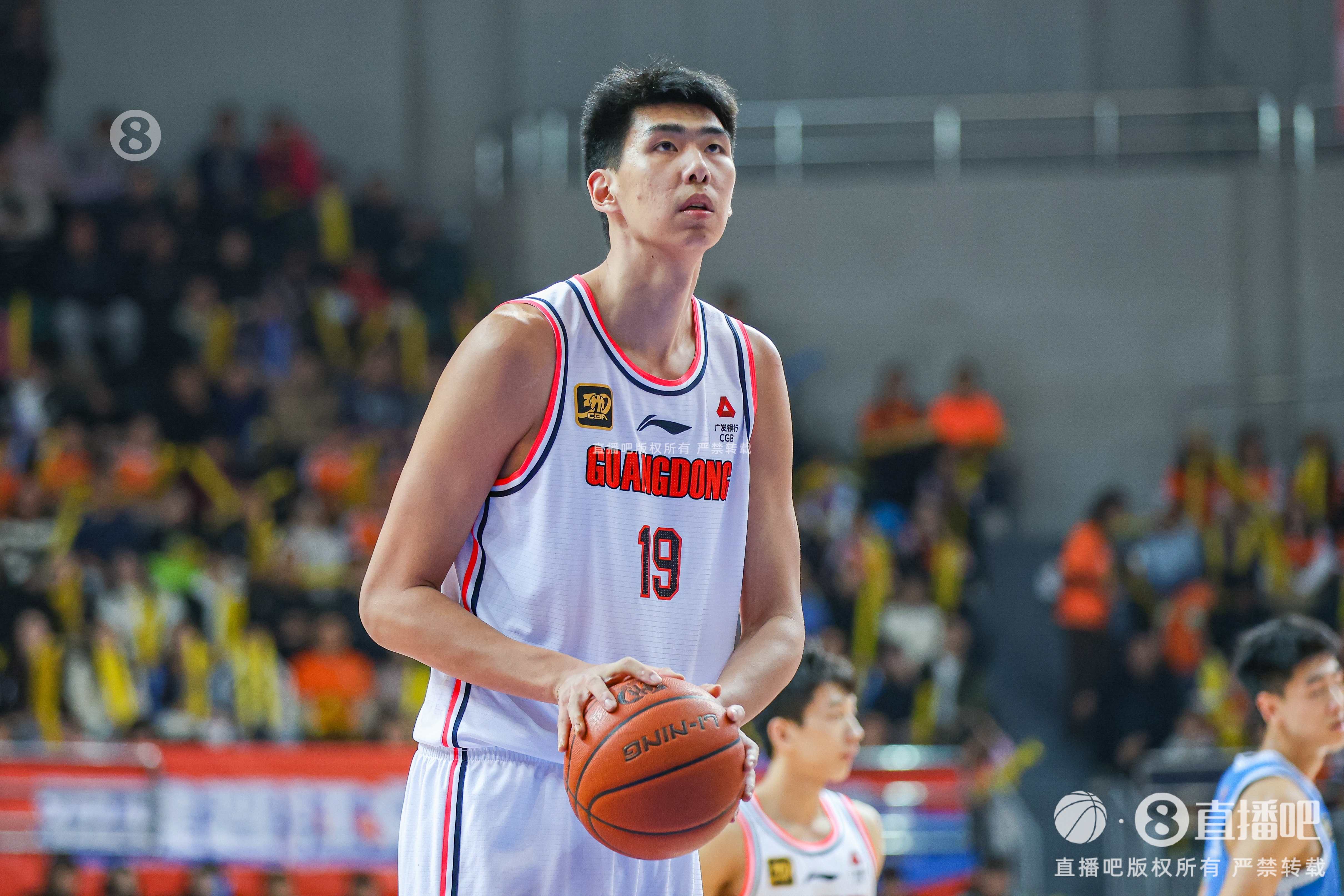 媒體人：對于超級缺少內線(xiàn)的廣州來(lái)說(shuō) 徐昕下賽季時(shí)間肯定非常多