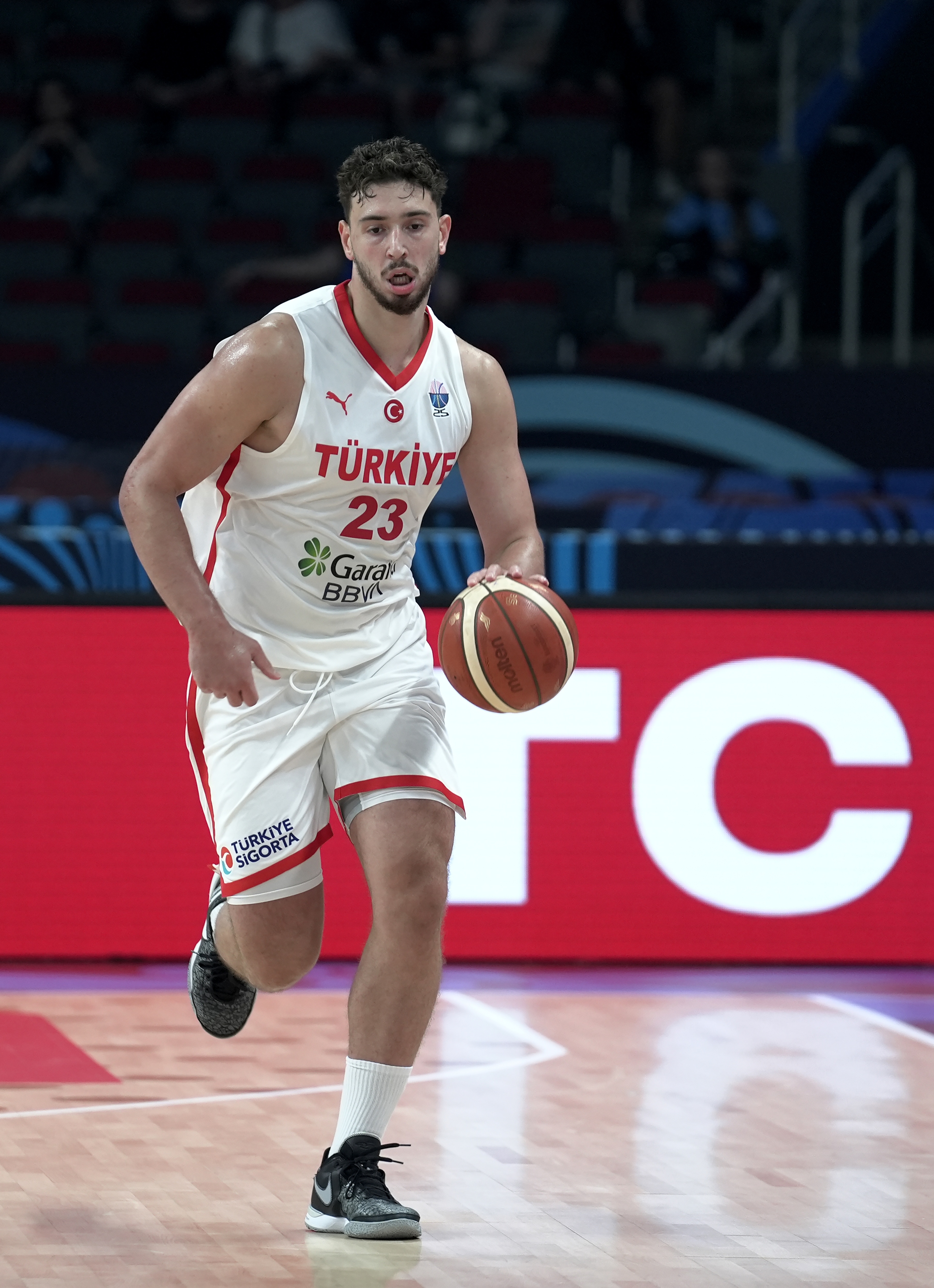 訓練師：申京看著(zhù)像57歲的人 他低位技術(shù)歐洲最強但仍需開(kāi)發(fā)三分