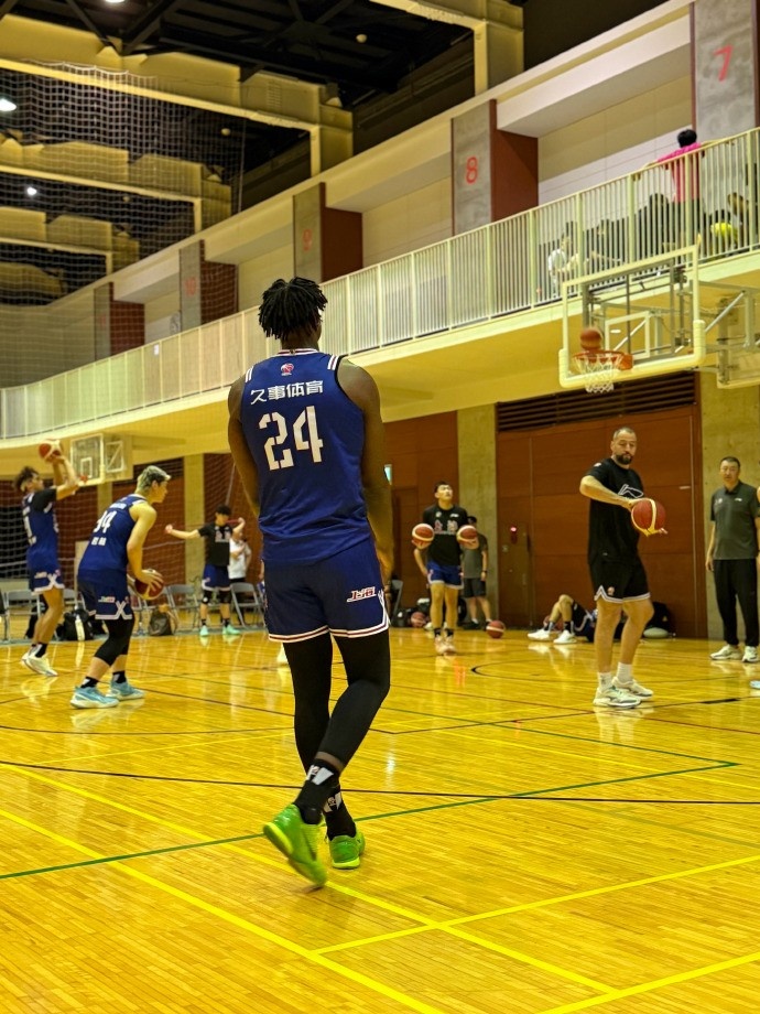 媒體人：對陣日本橫濱卓越 懷特塞德身穿上海男籃24號球衣亮相