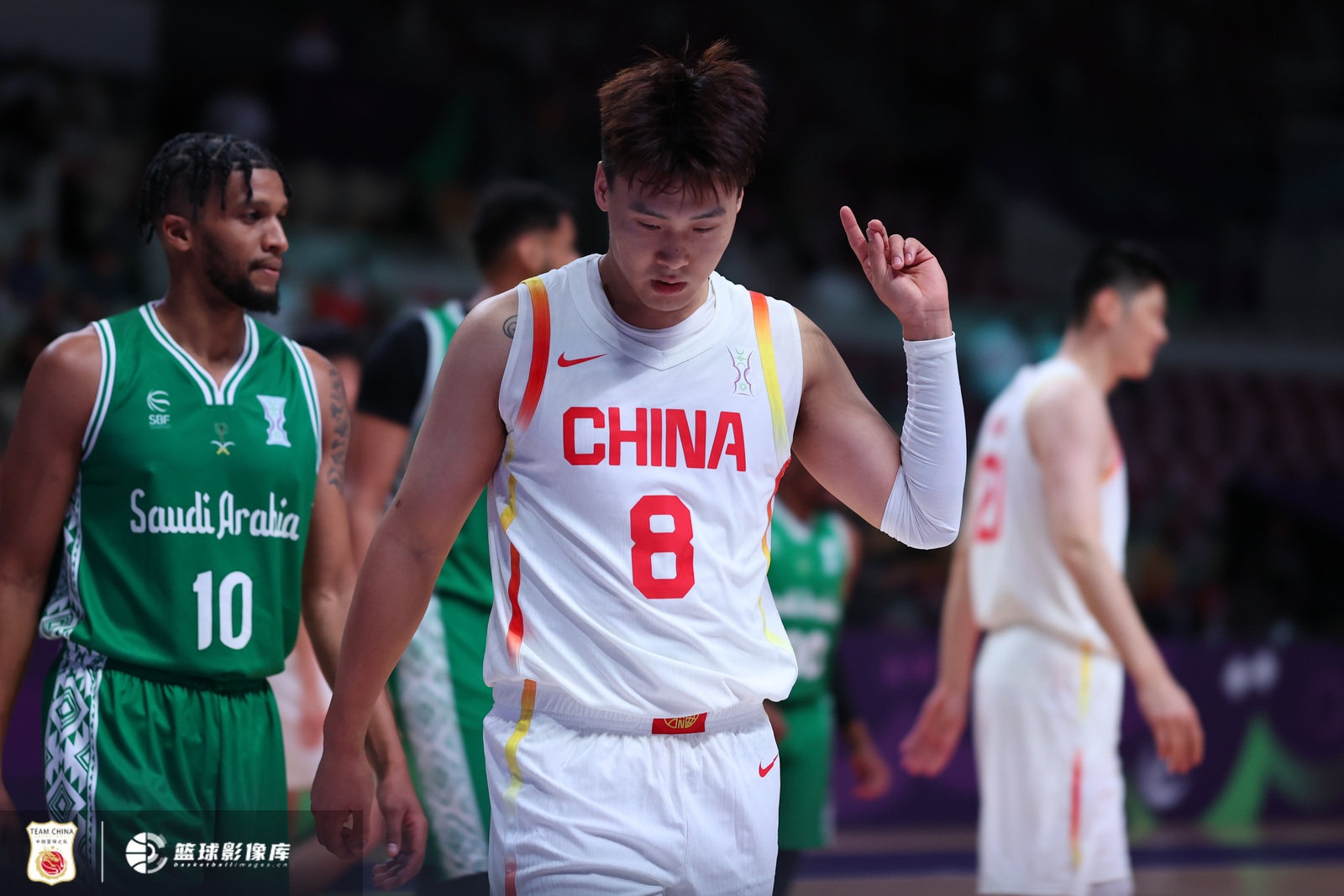 趙睿：年輕人該把目光放長(cháng)遠點(diǎn) 先去國外闖 最后真的沒(méi)機會(huì )再回來(lái)