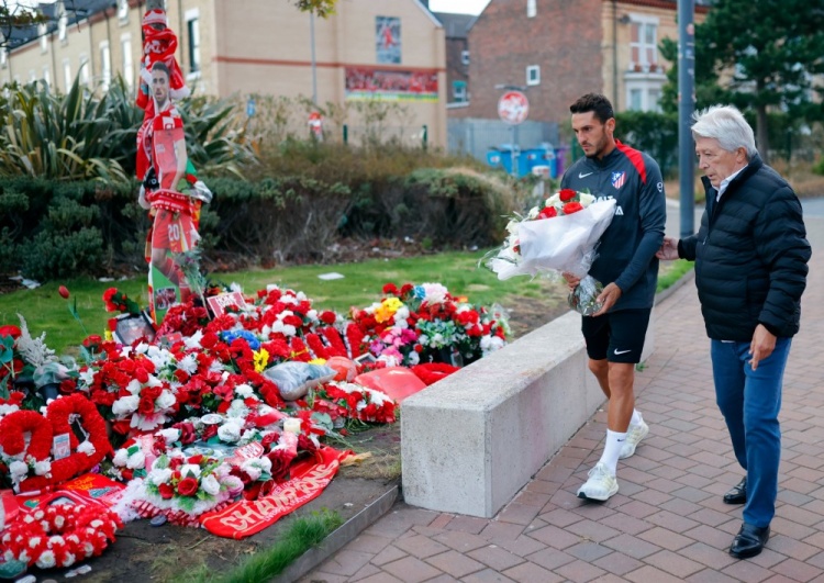 紀念若塔，馬競主席塞雷佐和隊長(cháng)科克在安菲爾德球場(chǎng)外為其獻花