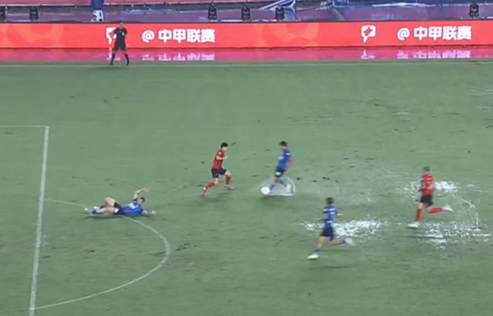 水球大戰漏判越位！足協(xié)評議：南通球員倒地后越位觸球，進(jìn)球無(wú)效