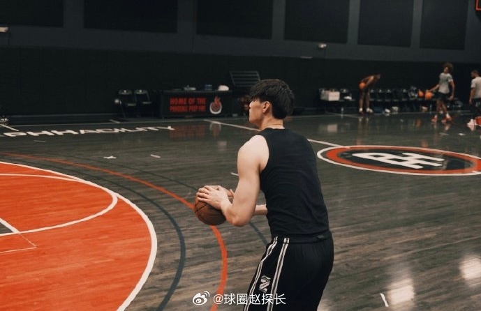 媒體人：我聽(tīng)說(shuō)曾凡博會(huì )代表籃網(wǎng)出戰NBA中國賽 預測雙向合同有戲