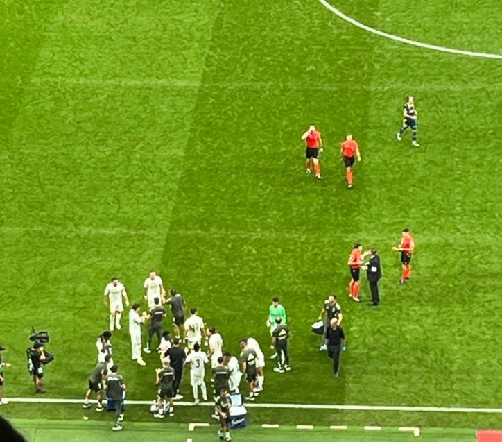 跟隊：維尼修斯在補水間歇十分專(zhuān)注，阿隆索給他和姆巴佩戰術(shù)指導