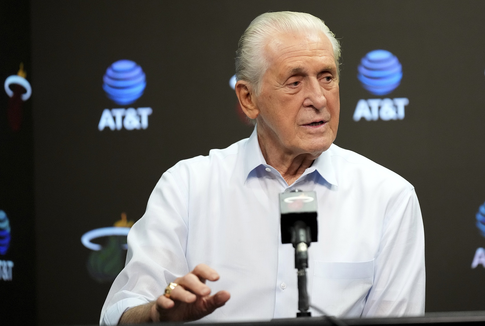 維金斯去湖人？NBA高管：萊利會(huì )幫詹姆斯？他還在生氣呢