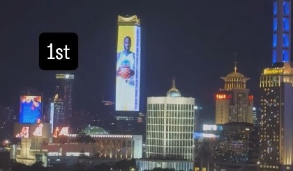 亮相中國上海外灘巨幕！追夢(mèng)：媽媽我做到了 永懷感恩！