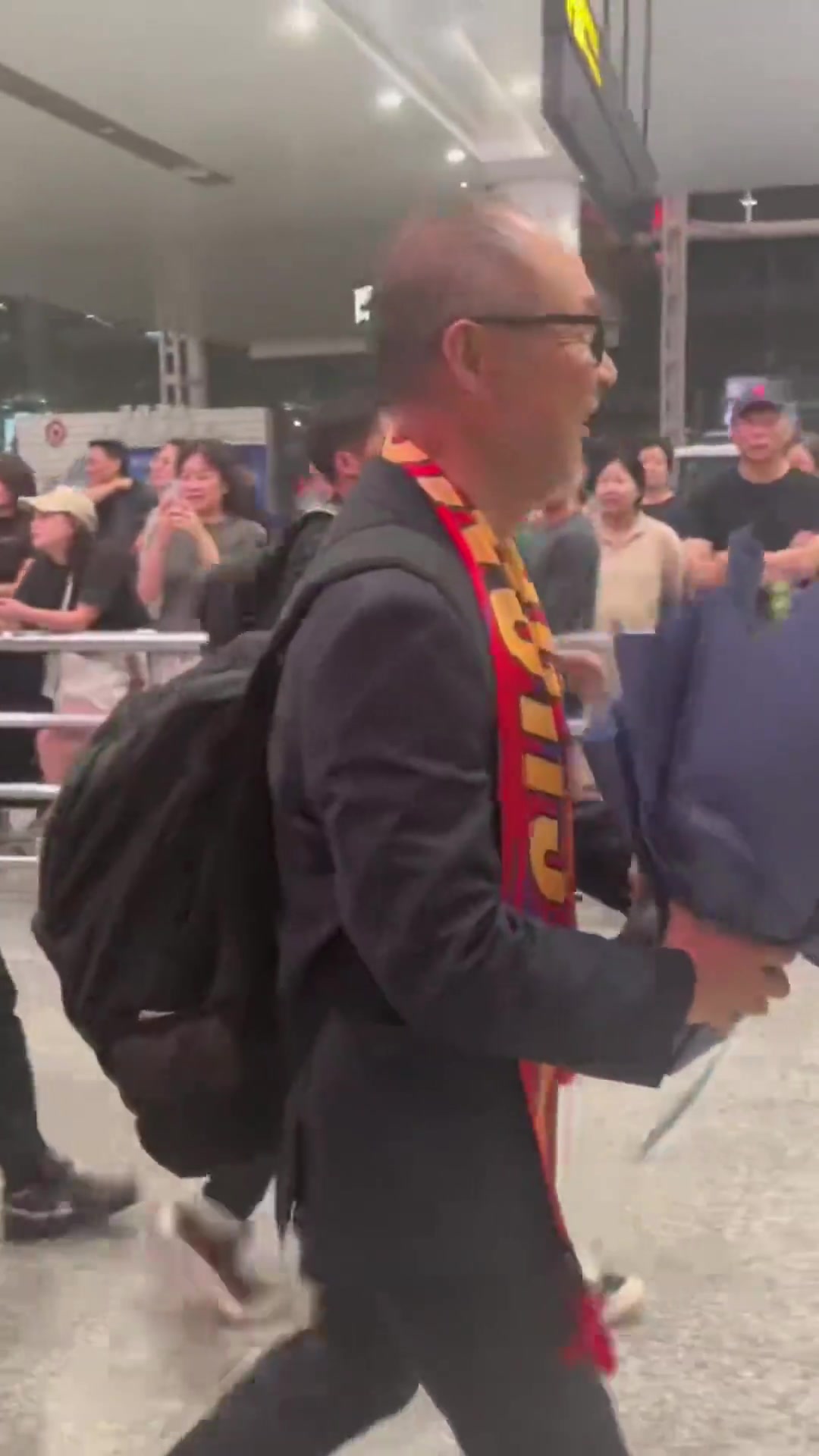 將接手重慶銅梁龍！重慶廣電曬視頻：張外龍已抵達江北國際機場(chǎng)