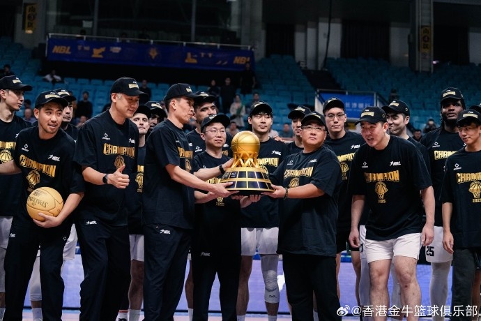 成功衛冕，我們做到了！來(lái)看香港金牛奪冠頒獎圖集！