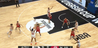 真強硬！U16湯雅童籃下低位接球 轉身硬吃打進(jìn)！