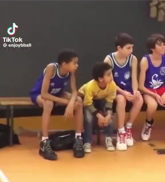 ??很喜歡生氣砸球??！小時(shí)候的文班亞馬是怎么打球的？