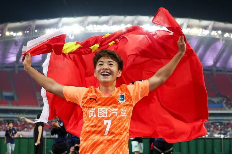 率武漢女足亞冠奪冠！官方：王霜入選亞足聯(lián)年度最佳女足球員候選