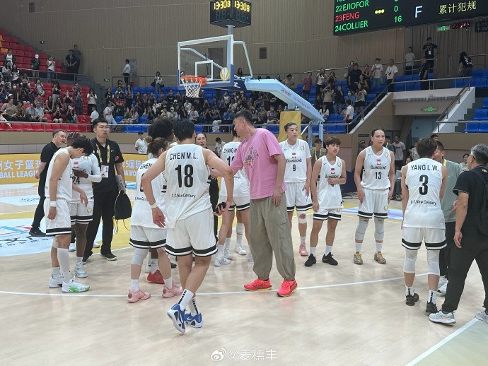 殺進(jìn)FIBA亞洲女籃聯(lián)賽決賽！杜鋒賽后跟廣東女籃全隊致意