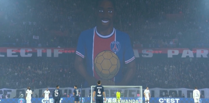 球迷展示巨型TIFO，慶祝登貝萊喜提金球獎和恩里克獲頒克魯伊夫獎