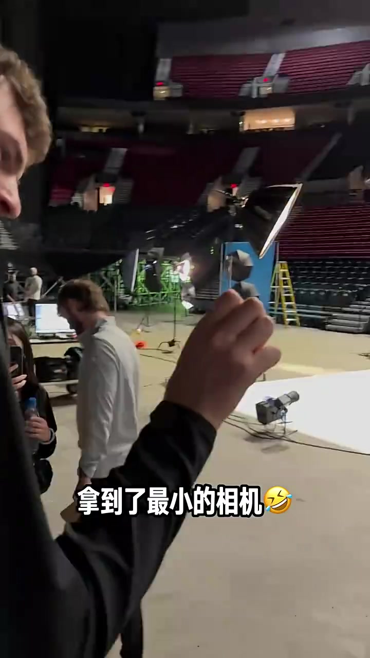 哈哈！新賽季媒體日克林根和楊瀚森拿著(zhù)微型相機互拍
