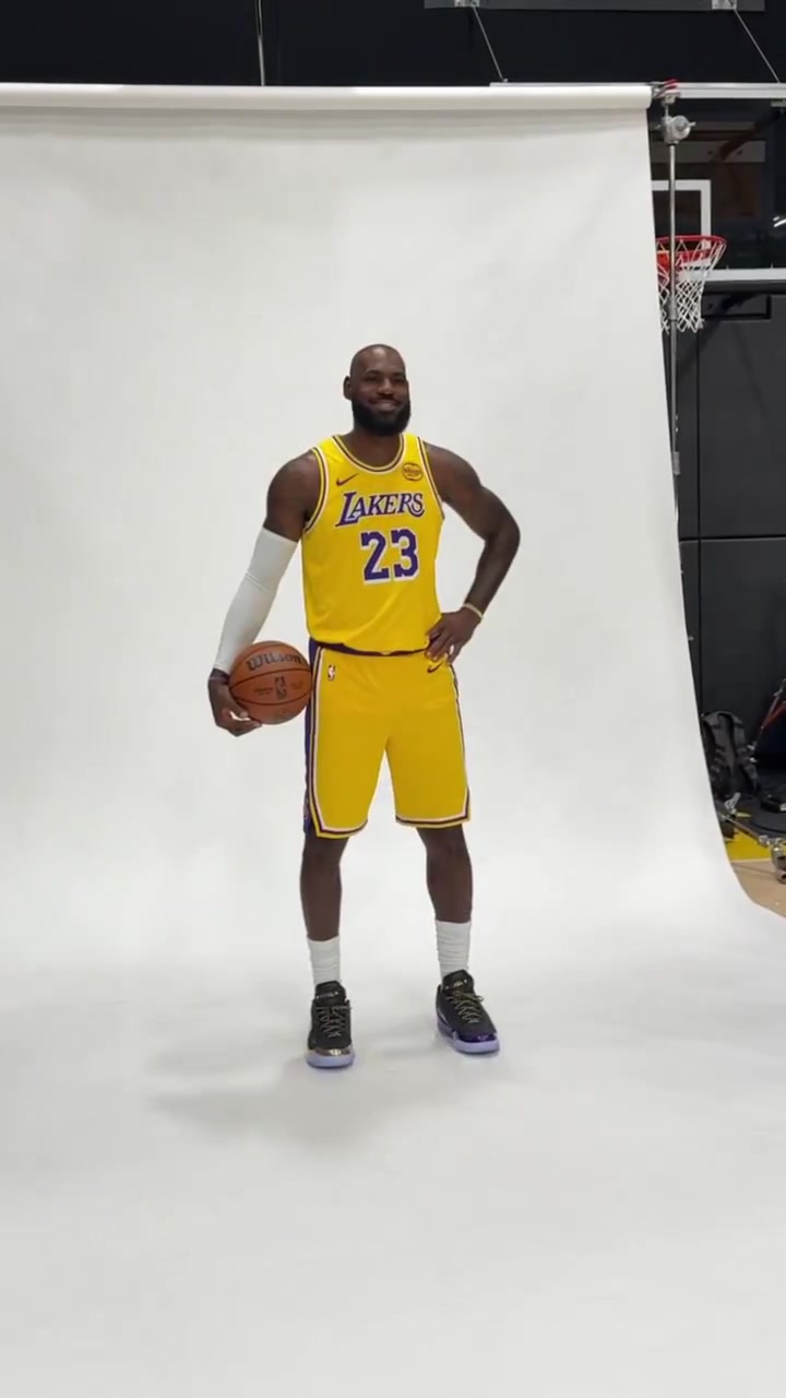 NBA官推曬詹姆斯拍攝定妝照：LBJ參加史無(wú)前例的第23個(gè)媒體日！