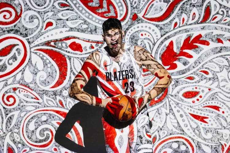 開(kāi)拓者首發(fā)中鋒？克林根社媒曬顏色絢爛的定妝照：NBA第二年